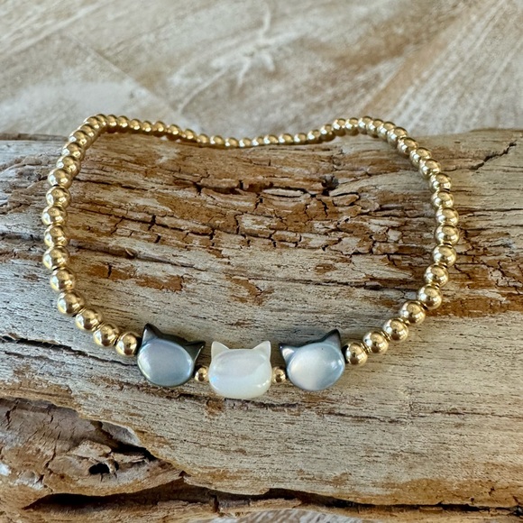 Kitty- Handmade sterling silver stretch mother of pearl kitty bracelet - Picture 3 of 12